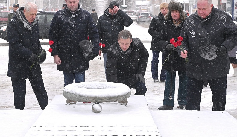 В Калуге возложили цветы к памятнику Маршала Победы Георгия Жукова