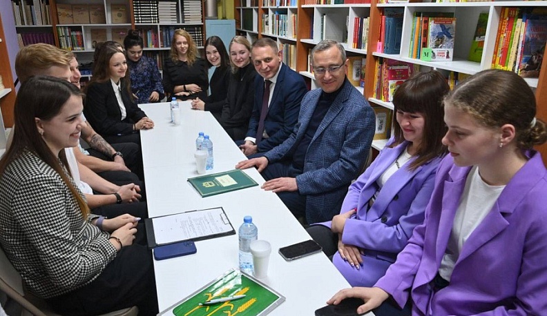 В День волонтера Владислав Шапша посетил штаб мещовских добровольцев