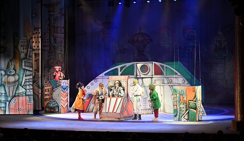 В Калуге облсовпроф организовал в драмтеатре новогодний праздник для более двух тысяч детей из области 