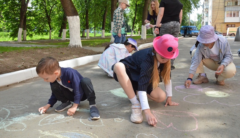 В День защиты детей в Калуге прошли акции «Рисунки на асфальте» и «Письмо на фронт»