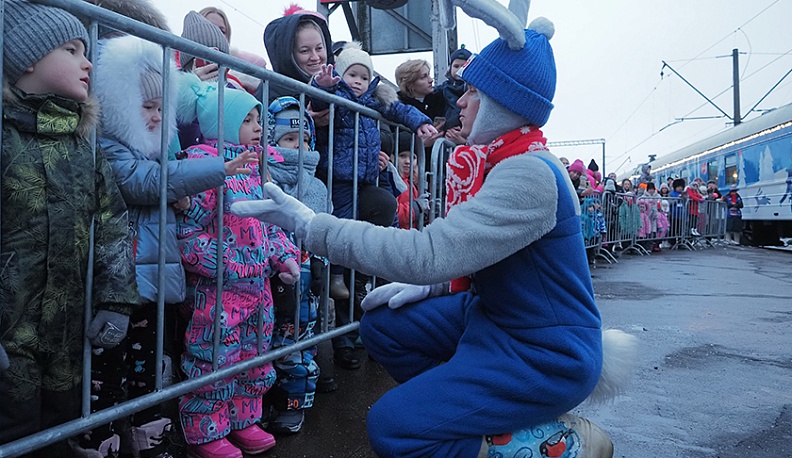 Сказочная свита Деда Мороза развлекала детей  на перроне вокзала Калуга-1.