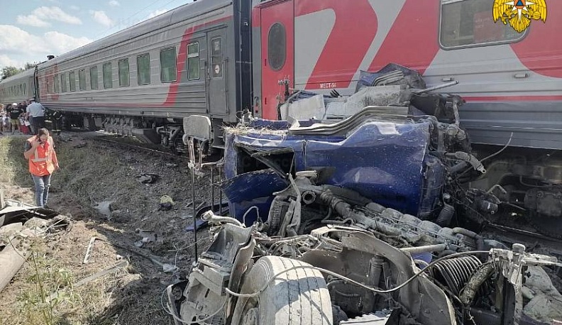 В Ферзиковском районе цементовоз попал под поезд