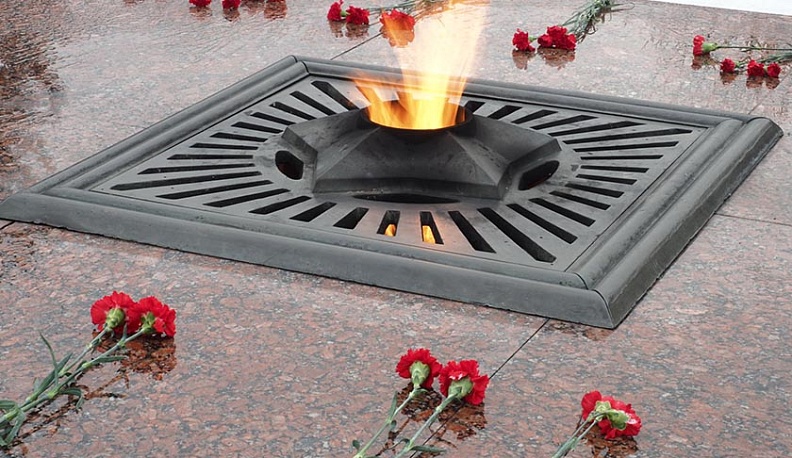 «Волонтеры Победы» возложили цветы на площади Победы