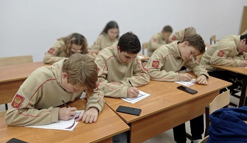 Юнармейцы Дзержинского района пишут письма солдатам на фронт