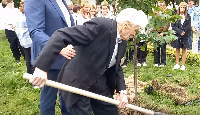 В Калужской области в честь 100-летнего юбилея ветерана посадили дерево