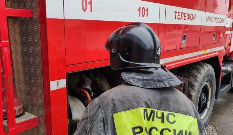 В Калуге легковушку опрокинуло на проезжую часть