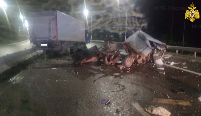 Под Калугой после столкновения с фурой от УАЗика остались одни обломки