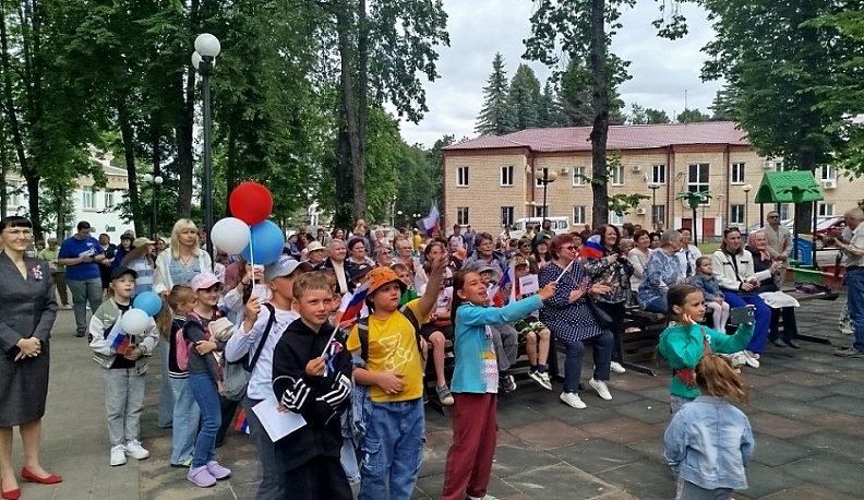 В Думиничах в честь Дня России развернули огромный триколор и провели праздничную программу