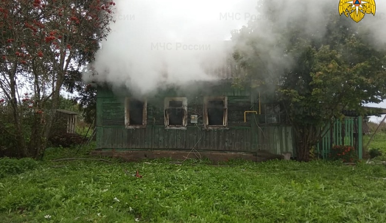 В Мосальском районе горел деревянный дом