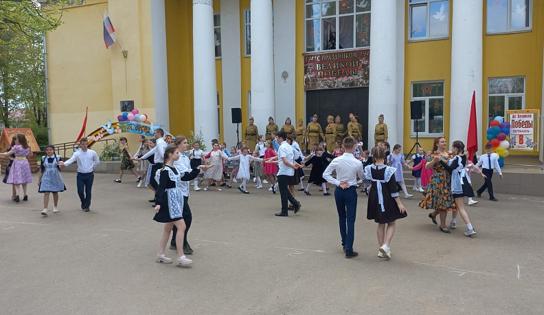 В Мосальске станцевали Вальс Победы