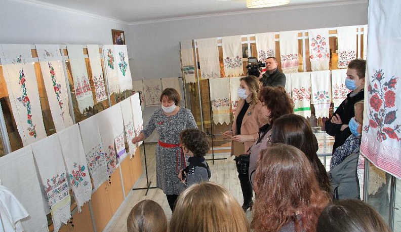 Фольклорный ансамбль «Барыня» посетил древлехранилище «истоки» в Барятино