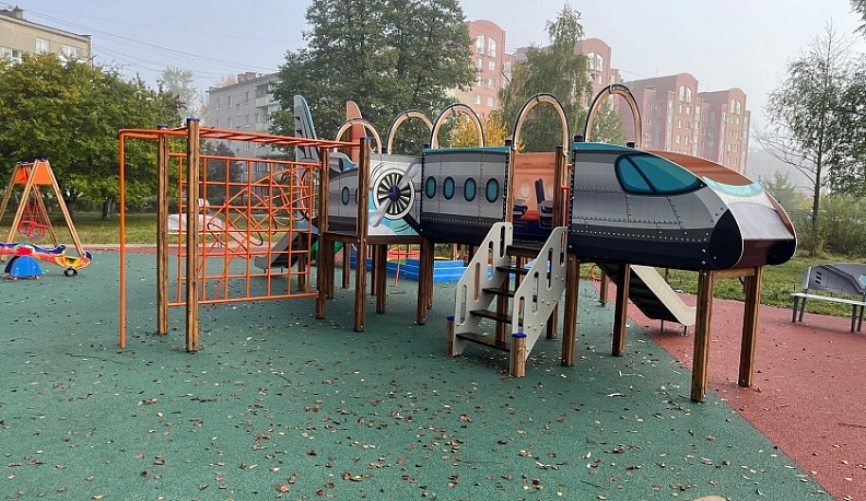 В городе Белоусово Жуковского района завершили установку оригинальной детской игровой площадки