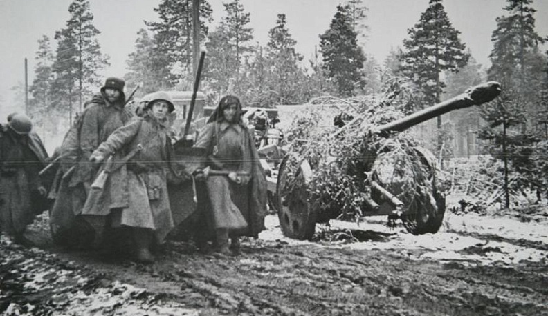 Игорь Угольников снимает в Медыни батальную реконструкцию битвы за Москву