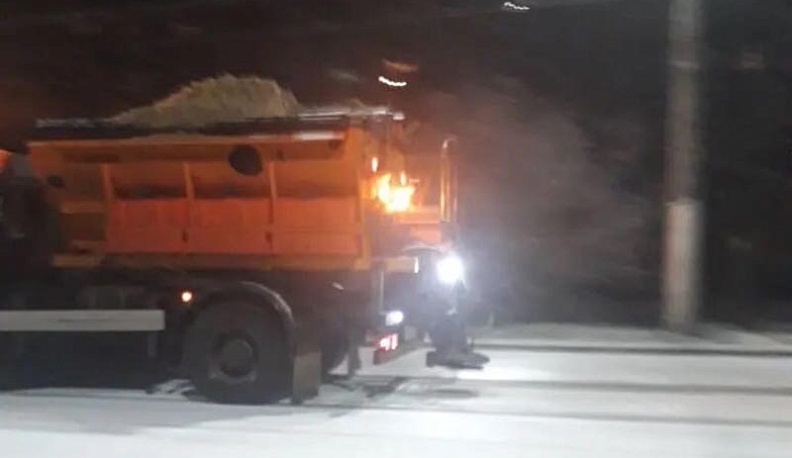 В Калуге коммунальщики начали убирать выпавший снег с вечера четверга