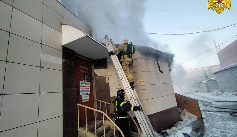 В Калуге на улице Дзержинского загорелось здание