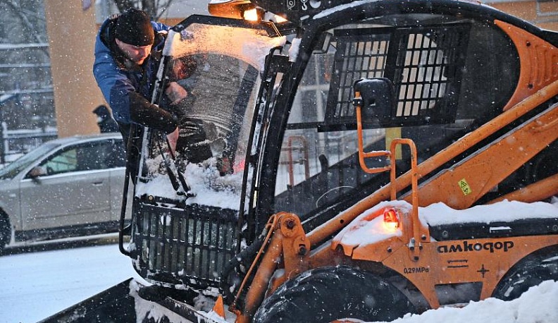 Днем улицы Калуги от снега убирают 120 рабочих и 86 машин