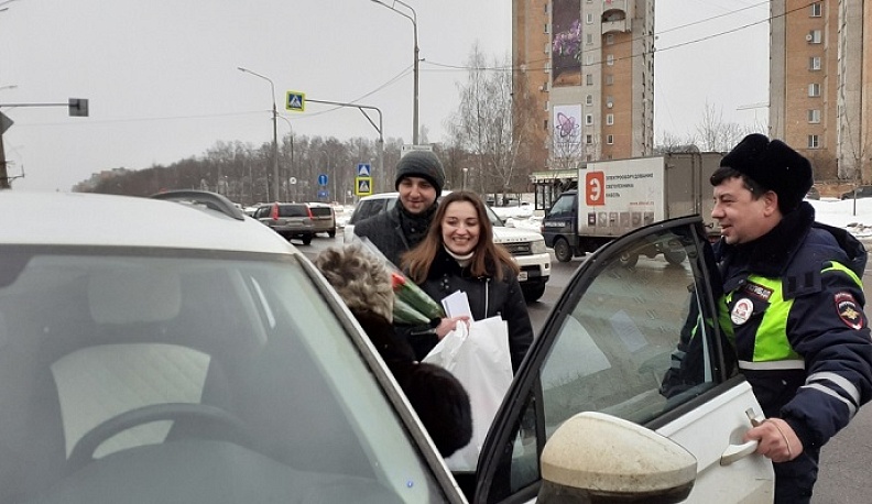 В Обнинске госавтоинспекторы поздравили автомобилисток с праздником