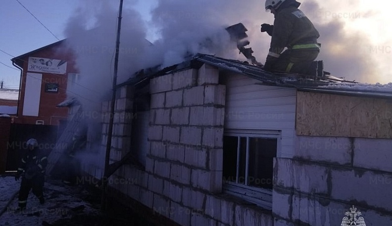 В одном из районных центров Калужской области загорелся дом