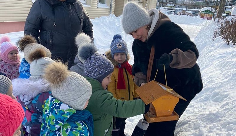 В День зимующих птиц в Людинове развесили кормушки 
