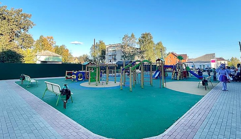 В Людинове торжественно открыли новую детскую площадку