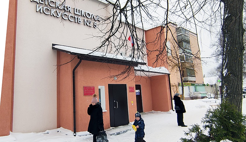 Школа искусств № 5 распахнула свои двери для учеников в 1985 году. Сегодня здесь занимается около 500 юных жителей микрорайона Малинники по нескольким направлениям, изучая музыкальное искусство, хореографию и живопись