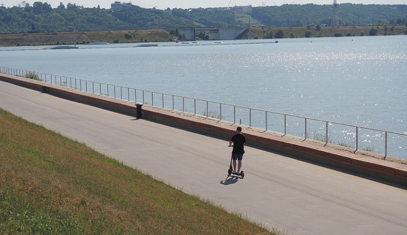 Дмитрий Денисов проконтролировал разделение променада на Яченском водохранилище