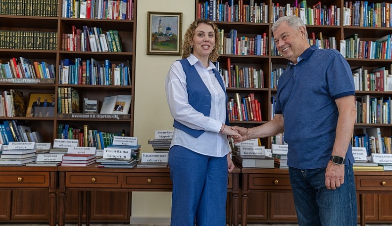 Сенатор Анатолий Артамонов передал в дар областной библиотеке книги о российских регионах