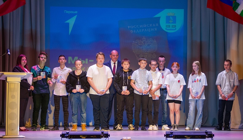 В День России 11 юных жиздринцев получили паспорта