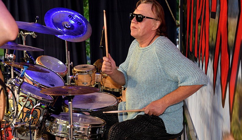 С барабаном  и стамеской