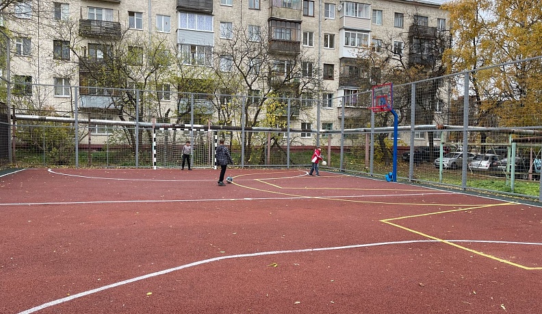 На улице Карла Либкнехта в Калуге закончили ремонт спортивной площадки