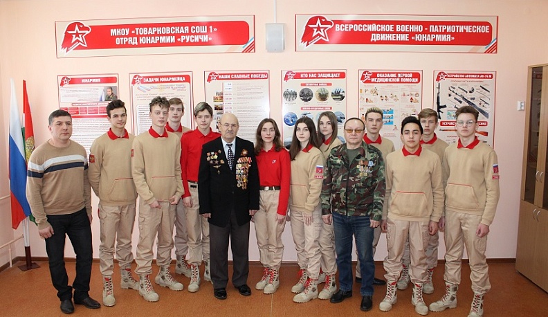 Юнармейцы Калужской области обнимают ветеранов