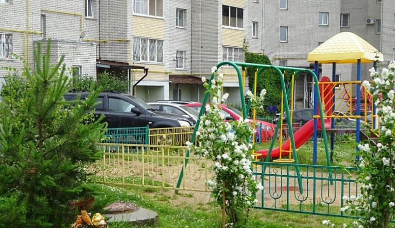 На детской площадке в Людинове починят незакреплённый канализационный люк