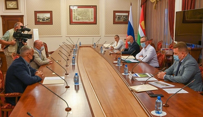 Владислав Шапша встретился с руководством компаний «Арт и Дизайн» и «Картон-Полиграф»