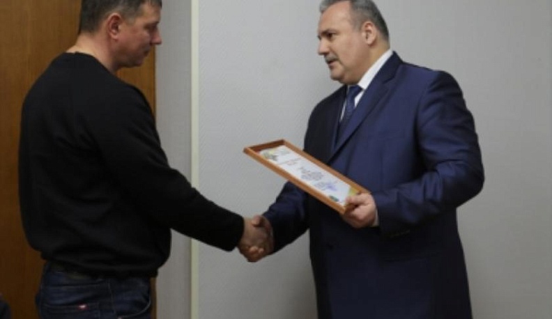 В Калуге наградили Алексея Романова, спасавшего детей из перевернувшегося автобуса