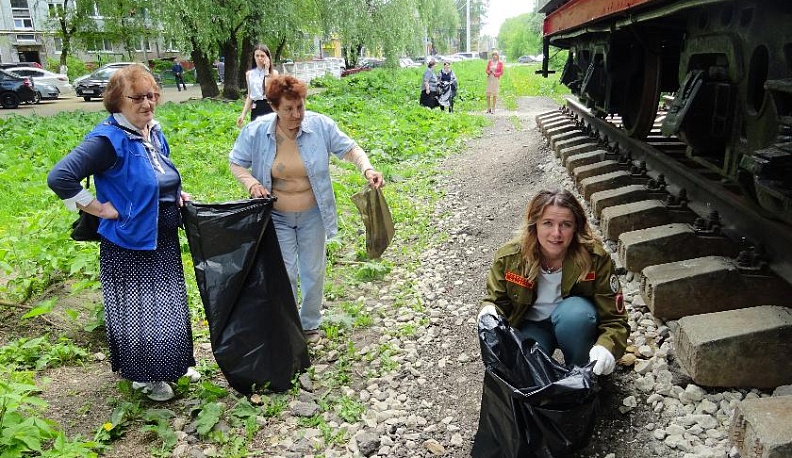 Ольга Коробова вместе с активистами ТОС «Созвездие» приняла участие в субботнике у паровоза