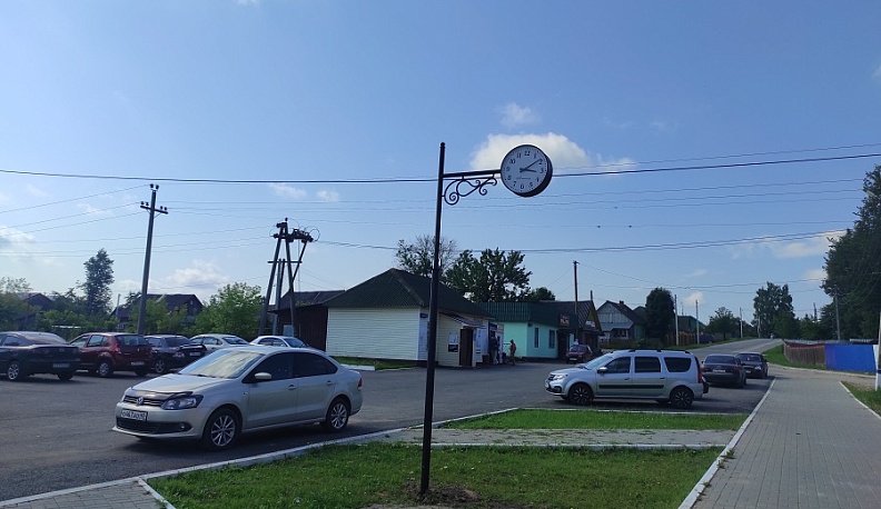 В Износках на привокзальной площади появились часы