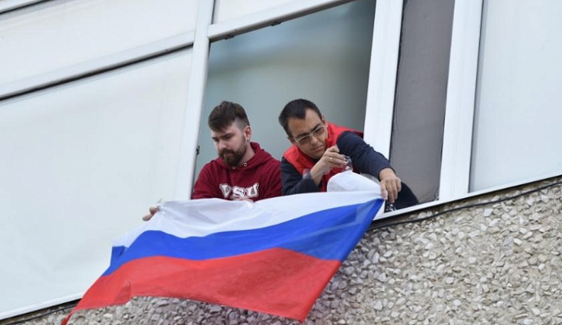 Калужане вывешивают российские флаги
