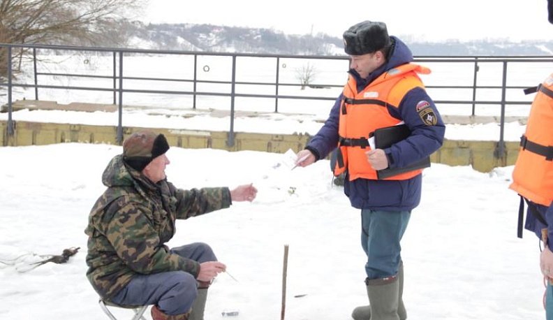 В ледяном покрове Оки появились опасные промоины 
