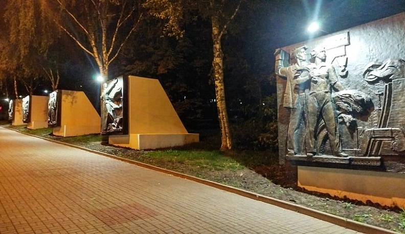 В Калуге на рельефах по улице Гагарина установили подсветку