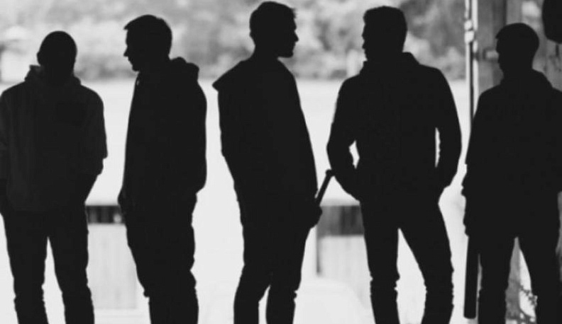 Житель Товаркова и семь его друзей обвиняются в убийстве, кражах и грабеже