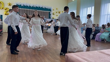 В Думиничском округе провели 13-й молодежный Сретенский бал