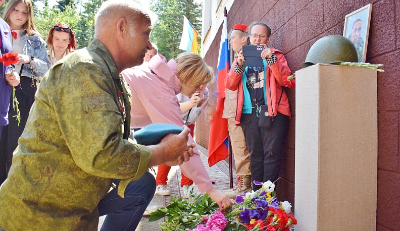 В День России в Тарусе открыли мемориальную доску герою СВО Александру Дёмкину