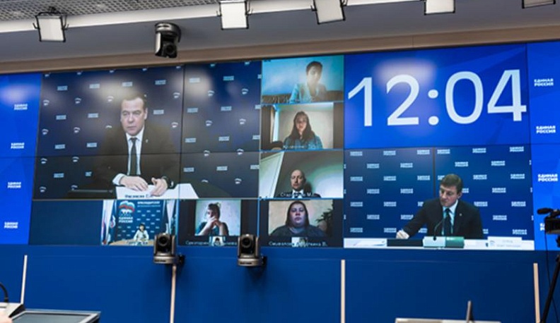 Дмитрий Медведев: "За каждым проблемным вопросом стоит конкретный человек"