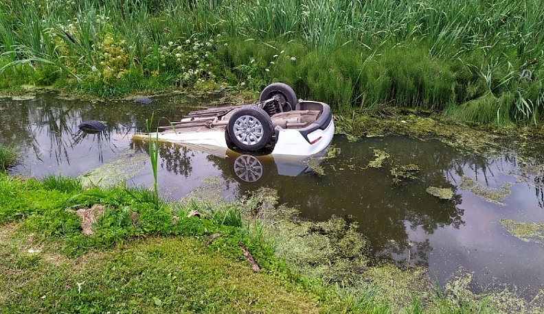 В Людинове в болоте утонула машина