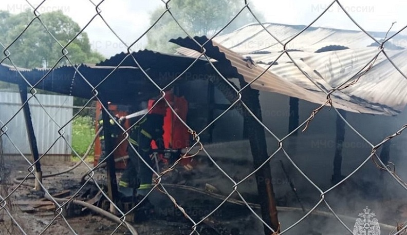 В Тарусском районе сгорела хозпостройка
