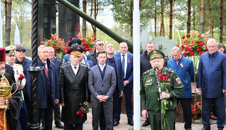 В Куйбышевском районе накануне 80-летия Великой Победы открыли памятник «Защитникам Отечества»