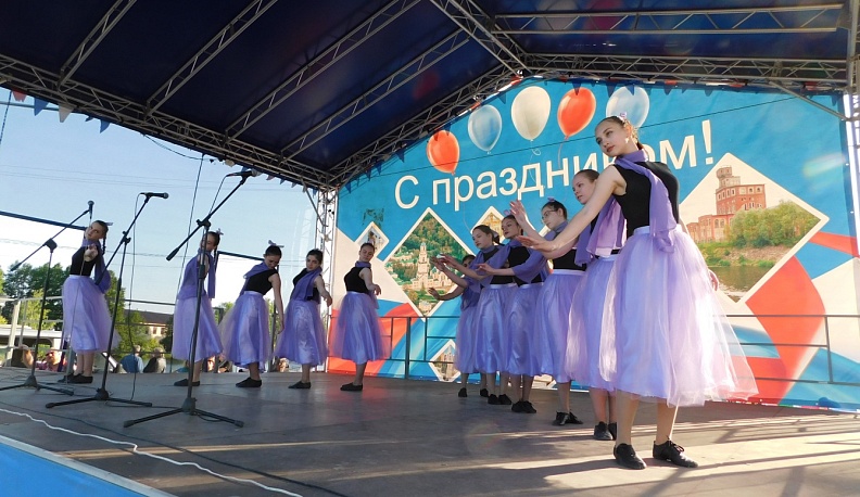 В Дзержинском районе праздничные мероприятия, посвященные  Дню России, завершились большим концертом в районном центре