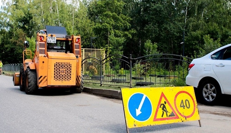 В Калуге начался третий покос травы на улицах за лето