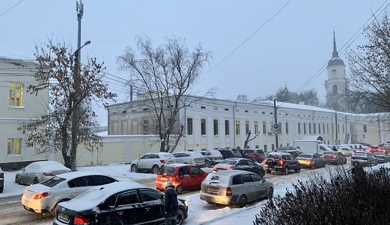 Из-за сильного снегопада Калуга встала в огромную пробку