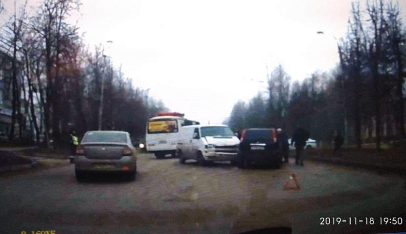 Авария у Калужского турбинного завода спровоцировала пробку. Видео